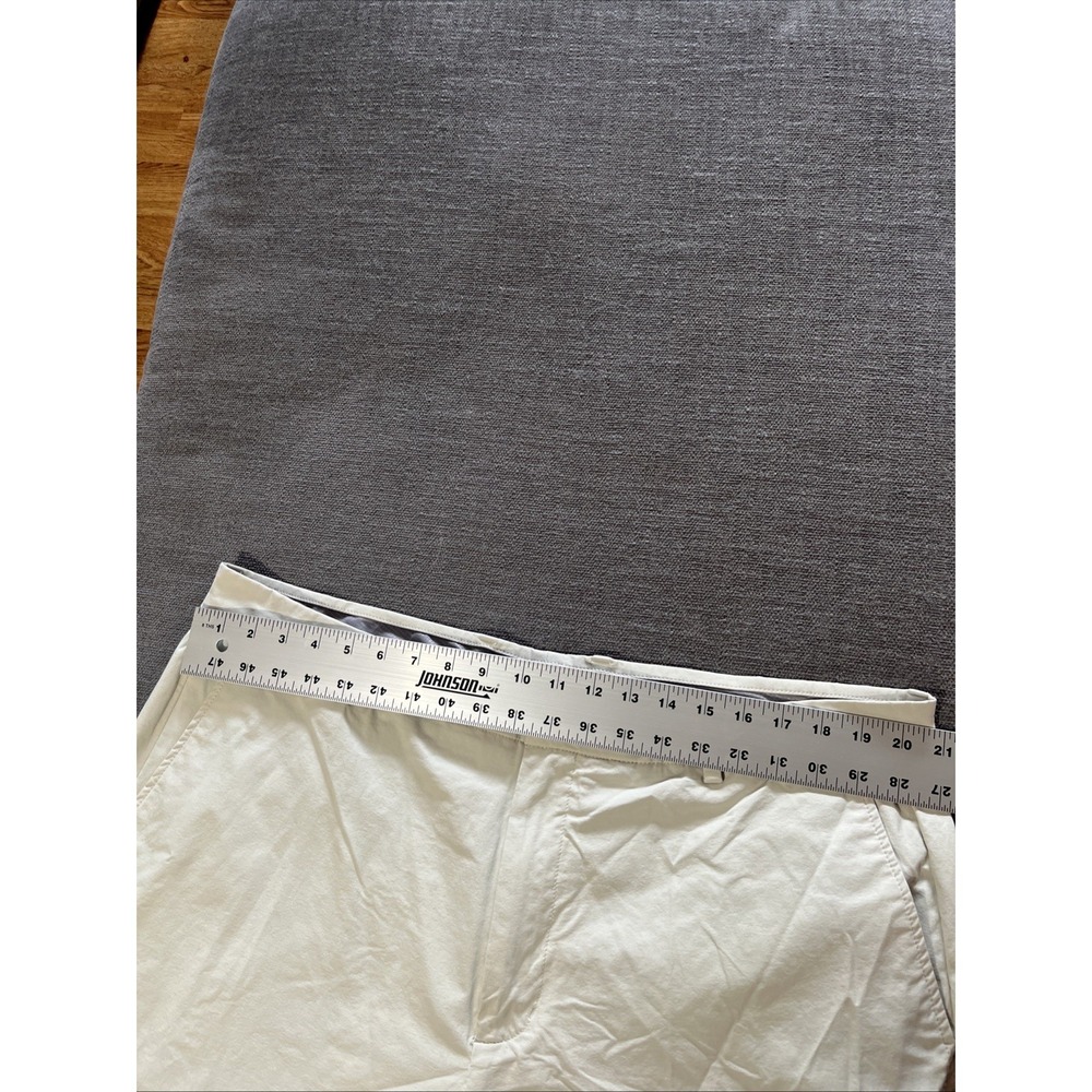 Vineyard Vines OTG Light Beige Performance Shorts Elastic Waist Size 40 - Picture 2 of 7